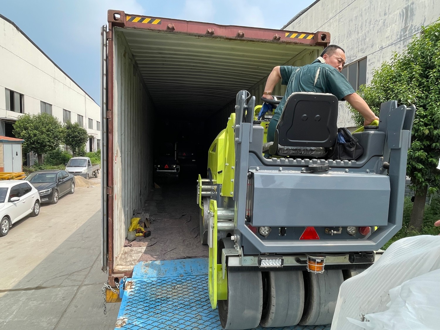 發(fā)往俄羅斯圣彼得堡20臺思拓瑞克雙鋼輪、鋼膠壓路機裝柜進行時···