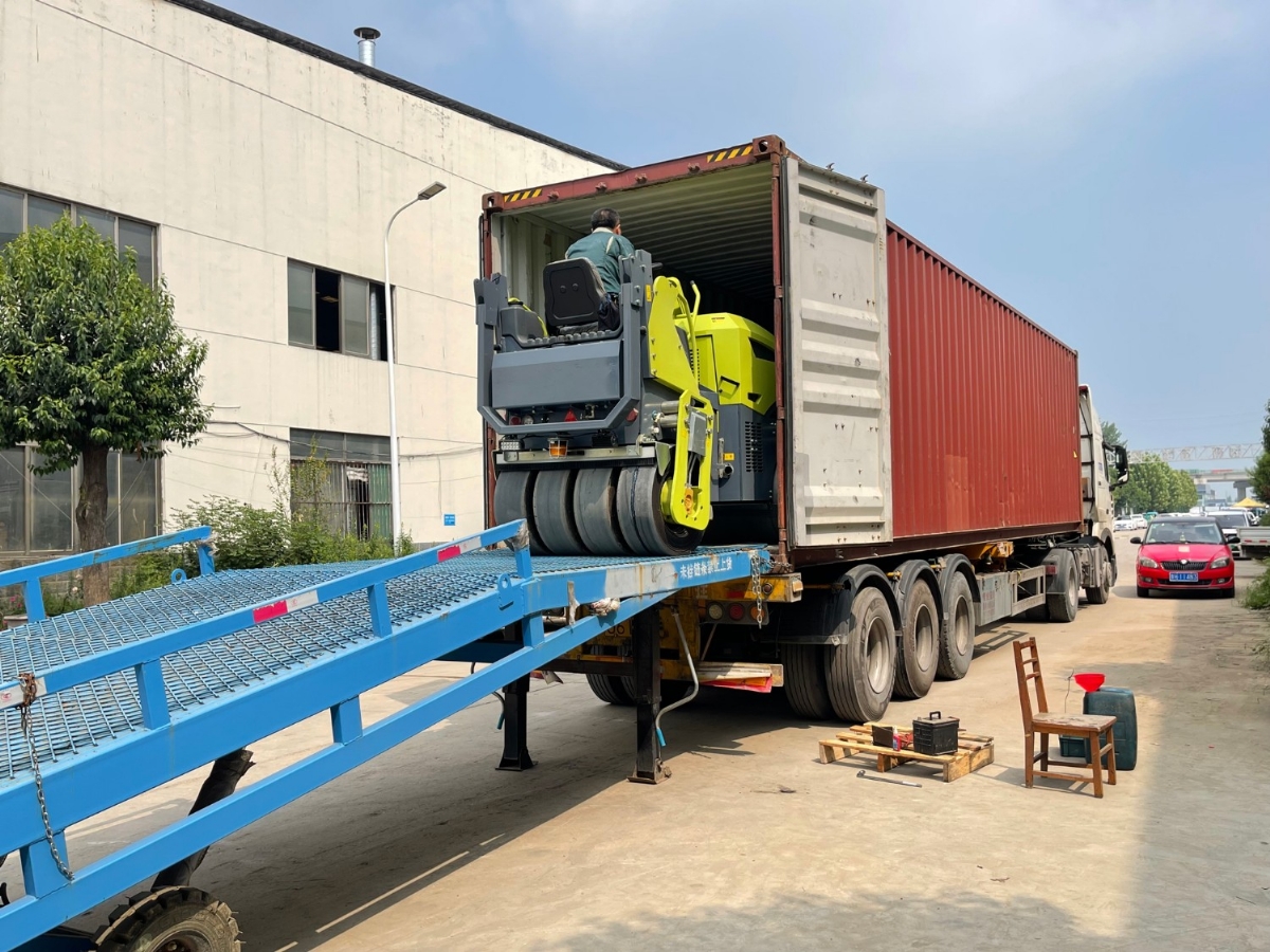 發往俄羅斯圣彼得堡20臺思拓瑞克雙鋼輪、鋼膠壓路機裝柜進行時···